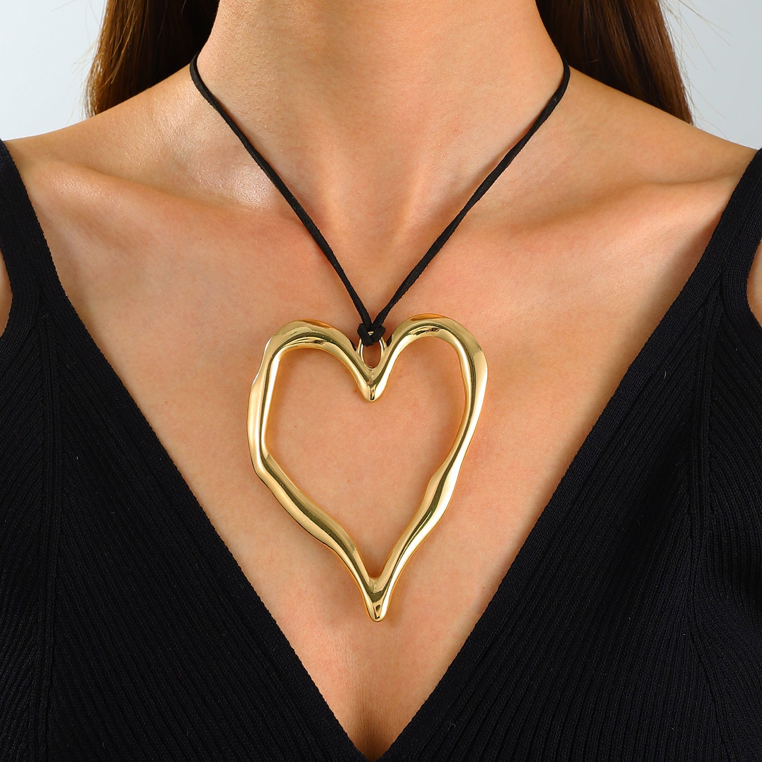 Wholesale Heart-shaped hollow pendant necklace